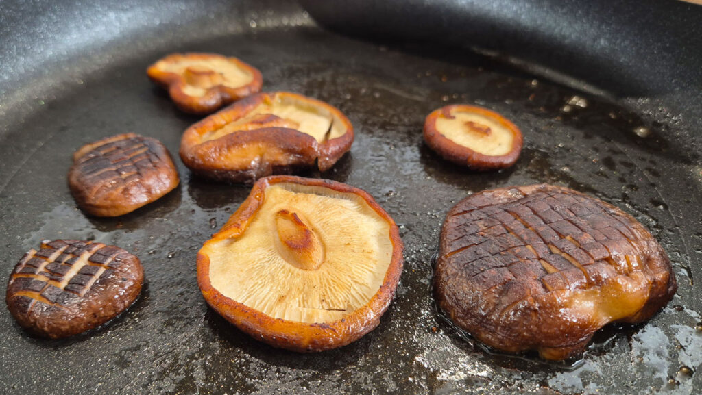 opečené shiitake huby